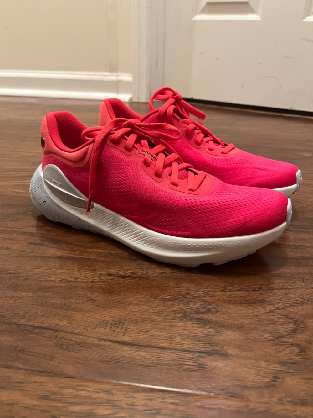 🍋 LIKE NEW Lululemon Beyondfeel Running Shoe - Red Glow/Light Vapor/Black - 10